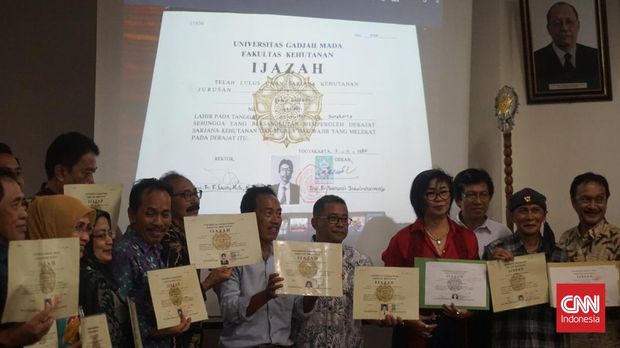 Kagamahut menunjukkan sejumlah bukti termasuk foto ijazah Fakultas Kehutanan UGM milik Presiden Jokowi, Jumat (21/10).