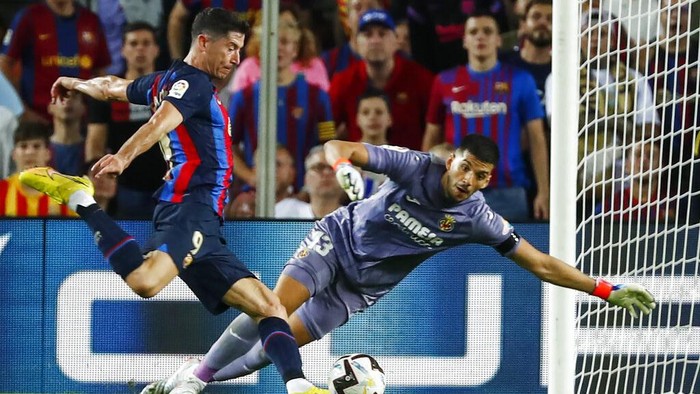 Robert Lewandowski Vs Villarreal Barcelona's Robert Lewandowski, left, scores the opening goal past Villarreal's goalkeeper Geronimo Rulli during the Spanish La Liga soccer match between FC Barcelona and Villareal at Camp Nou stadium in Barcelona, Spain, Thursday, Oct. 20, 2022. (AP Photo/Joan Monfort)