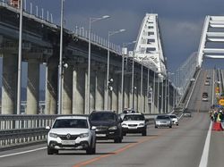Rusia Tembak Jatuh 2 Rudal Ukraina di Atas Jembatan Crimea