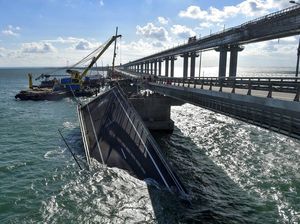 Rusia Mulai Bongkar Jembatan Krimea Usai Hancur Dibom Rusia Mulai Bongkar Jembatan Krimea Usai Hancur Dibom