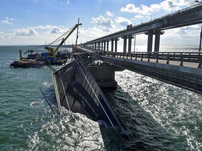 Rusia Mulai Bongkar Jembatan Krimea Usai Hancur Dibom
