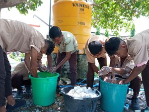 Siswa SMA di Kupang Produksi Minyak Goreng Kelapa Siswa SMA di Kupang Produksi Minyak Goreng Kelapa
