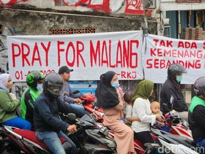 Spanduk Tragedi Kanjuruhan Mejeng di Joglo Jakbar