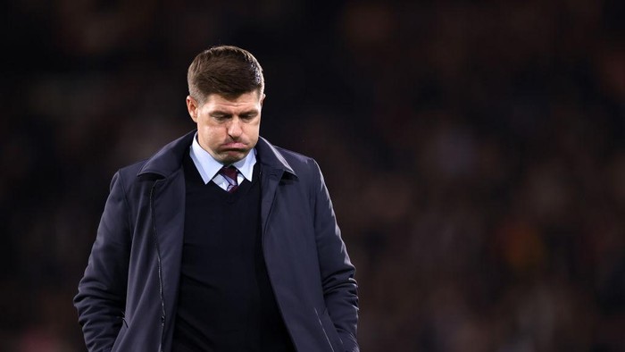 Steven Gerrard LONDON, ENGLAND - OCTOBER 20: Steven Gerrard, Manager of Aston Villa looks dejected following their sides defeat after the Premier League match between Fulham FC and Aston Villa at Craven Cottage on October 20, 2022 in London, England. (Photo by Ryan Pierse/Getty Images)