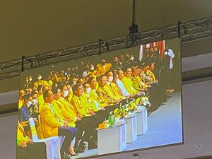 Canda Jokowi Kaget Luhut Berjas Kuning di HUT Golkar: Berdiri Pak