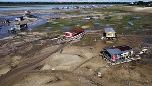 Sungai Mengering, Rumah Perahu Ini Kini Nongkrong di Darat