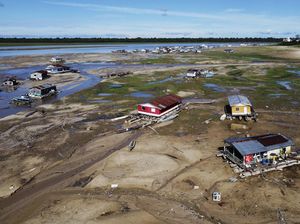 Sungai Mengering, Rumah Perahu Ini Kini Nongkrong di Darat