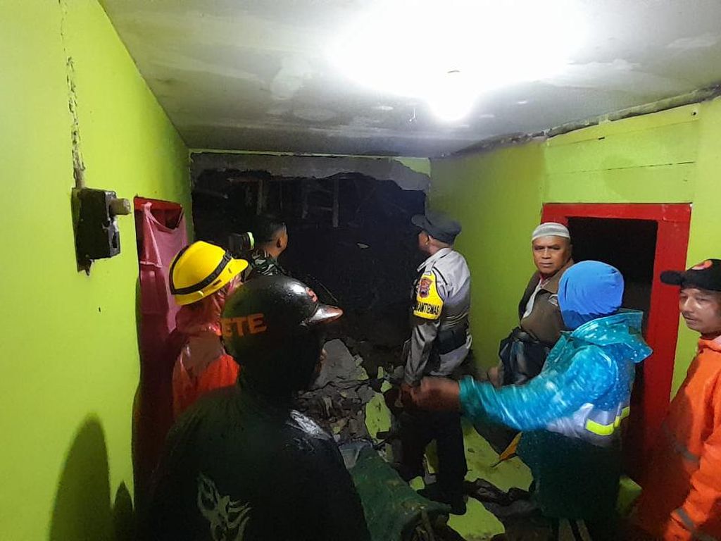 Rumah Tertimpa Longsor di Kramatan Wonosobo, Pasutri Lansia Dilarikan ke RS