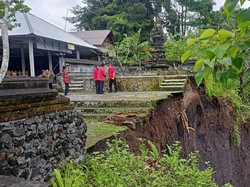 Tembok Padmasana Jebol, SMPN 3 Bebandem Bangun Sanggah untuk Saraswati