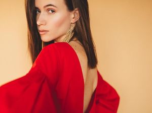 3 Tips Memilih Perhiasan yang Cocok Dipakai dengan Backless Dress
