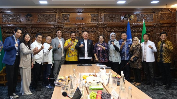 Tim Task Force (Satuan Tugas) Transformasi sepakbola Indonesia menggelar rapat perdananya hari Jumat (21/10/2022).

Satgas ini terdiri dari PSSI, pemerintah Indonesia, Polri, FIFA, hingga AFC. Ini adalah tindak lanjut setelah kedatangan Presiden FIFA, Gianni Infantino ke Jakarta pada, Selasa (18/10/2022), terkait Tragedi Kanjuruhan.