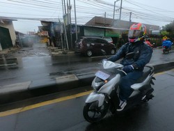 Jangan Neduh di Kolong Flyover, Ini Cara Berkendara Motor yang Aman saat Hujan