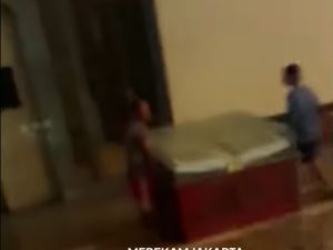 Viral Aksi Warga Selamatkan Al-Quran Raksasa Saat Kubah JIC Terbakar Viral Aksi Warga Selamatkan Al-Quran Raksasa Saat Kubah JIC Terbakar