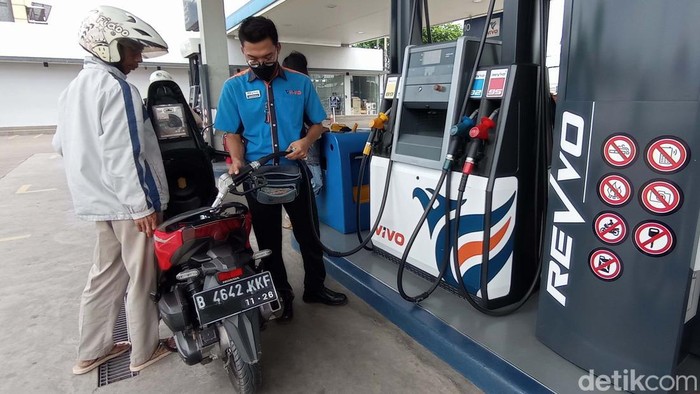 SPBU VIVO resmi memasarkan BBM RON 90. Saingan Pertalite ini dijual dengan harga Rp 12.600 per liter.