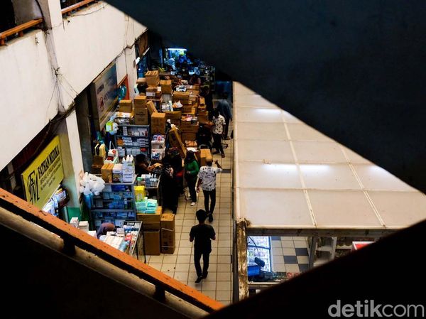 Waduh! Pedagang Pasar Pramuka Rugi Ratusan Juta Imbas Larangan Obat Sirup