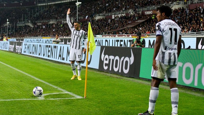 TURIN, ITALY - OCTOBER 15: (L-R) Filip Kostic of Juventus FC and Juan Cuadrado of Juventus FC during the Serie A match between Torino FC and Juventus at Stadio Olimpico di Torino on October 15, 2022 in Turin, Italy. (Photo by Stefano Guidi/Getty Images)