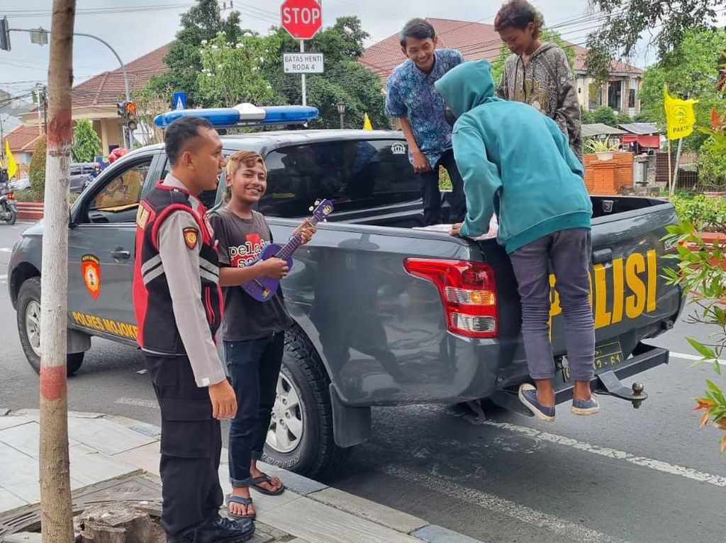 4 Anak Punk yang Resahkan Pengguna Jalan di Kota Mojokerto Diamankan 4 Anak Punk yang Resahkan Pengguna Jalan di Kota Mojokerto Diamankan