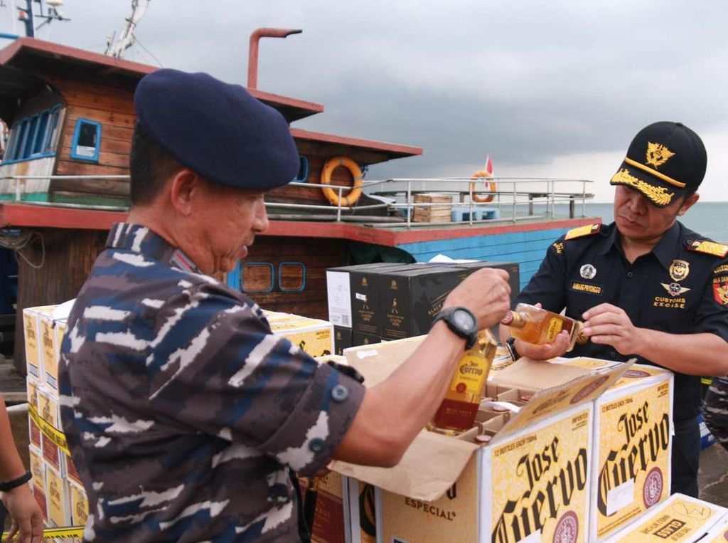 Kapal Muatan Minuman Beralkohol Ilegal di Perairan Batam Ditangkap