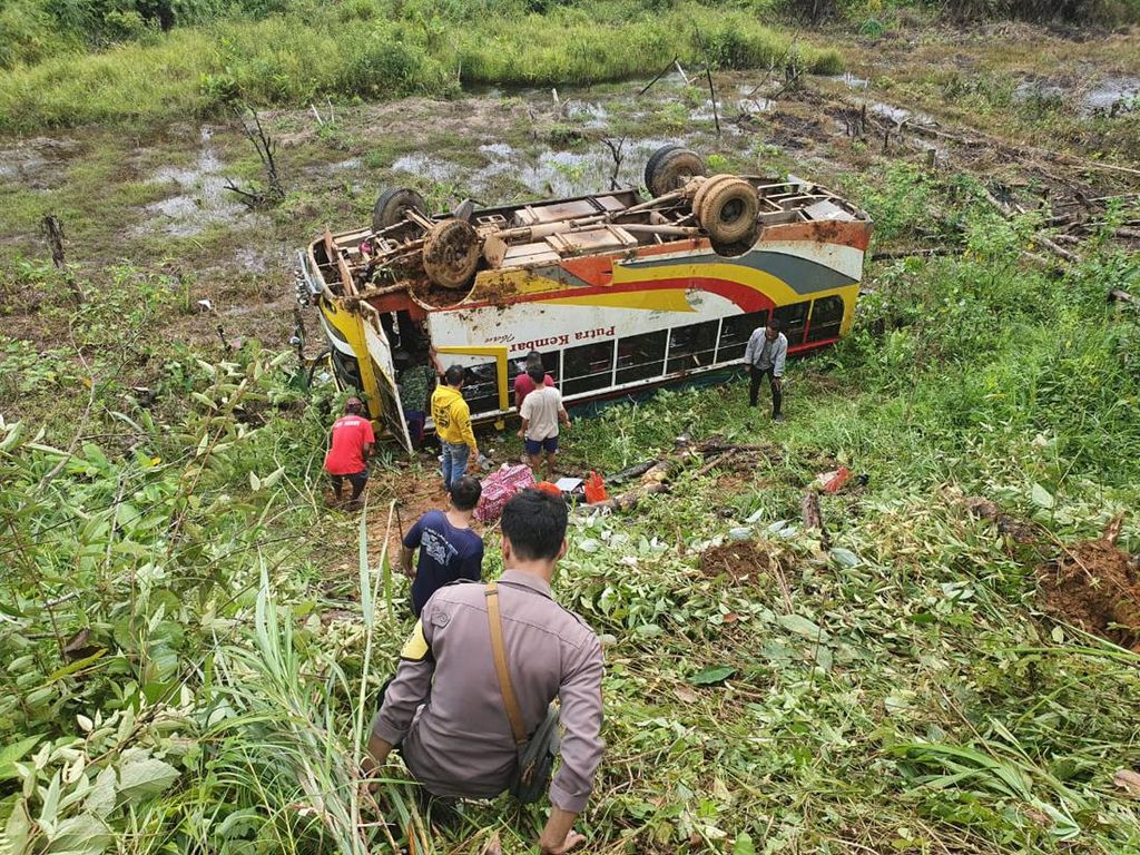 Tragis Bus Muat 35 Penumpang di Kapuas Hulu Terjun ke Jurang Tragis Bus Muat 35 Penumpang di Kapuas Hulu Terjun ke Jurang
