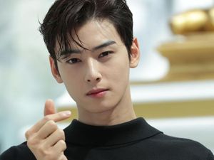 8 Foto Cha Eun Woo yang Pernah Insecure karena Hanya Dipandang Tampan 8 Foto Cha Eun Woo yang Pernah Insecure karena Hanya Dipandang Tampan