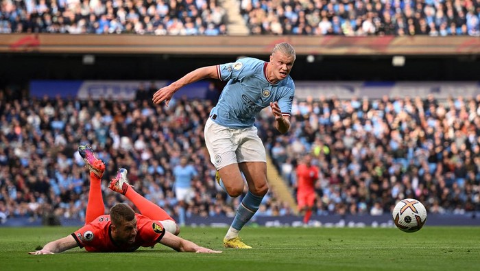 Manchester Citys Norwegian striker Erling Haaland (R) gets past Brightons English defender Adam Webster to score the opening goal during the English Premier League football match between Manchester City and Brighton and Hove Albion at the Etihad Stadium in Manchester, north west England, on October 22, 2022. - RESTRICTED TO EDITORIAL USE. No use with unauthorized audio, video, data, fixture lists, club/league logos or live services. Online in-match use limited to 120 images. An additional 40 images may be used in extra time. No video emulation. Social media in-match use limited to 120 images. An additional 40 images may be used in extra time. No use in betting publications, games or single club/league/player publications. (Photo by Oli SCARFF / AFP) / RESTRICTED TO EDITORIAL USE. No use with unauthorized audio, video, data, fixture lists, club/league logos or live services. Online in-match use limited to 120 images. An additional 40 images may be used in extra time. No video emulation. Social media in-match use limited to 120 images. An additional 40 images may be used in extra time. No use in betting publications, games or single club/league/player publications. / RESTRICTED TO EDITORIAL USE. No use with unauthorized audio, video, data, fixture lists, club/league logos or live services. Online in-match use limited to 120 images. An additional 40 images may be used in extra time. No video emulation. Social media in-match use limited to 120 images. An additional 40 images may be used in extra time. No use in betting publications, games or single club/league/player publications. (Photo by OLI SCARFF/AFP via Getty Images)
