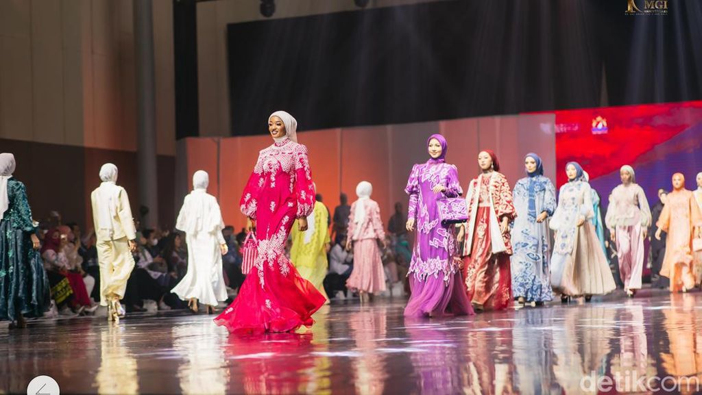Cantiknya Para Finalis Miss Grand International 2022 Pakai Hijab di JMFW