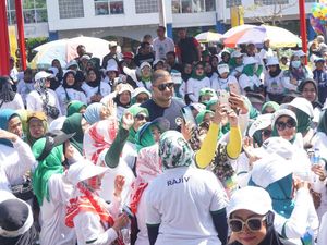 Ketua Pertimbangan Nasdem Jabar Jalan Santai Sarungan Bareng Santri