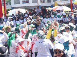 Ketua Pertimbangan Nasdem Jabar Jalan Santai Sarungan Bareng Santri