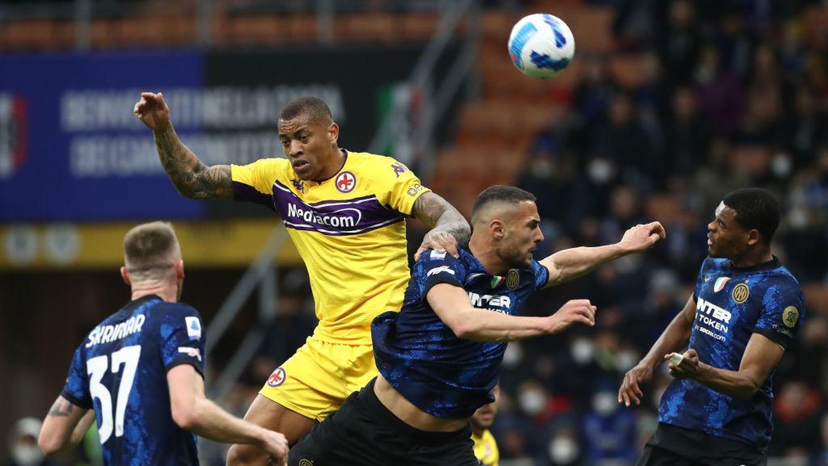 Duel antara Inter Milan dan Fiorentina di musim lalu yang berakhir imbang 1-1. Foto: Getty Images/Marco Luzzani