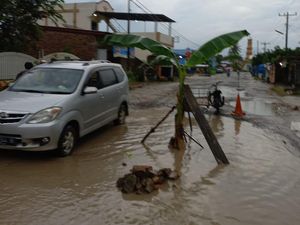 Warga Tanam Pohon Pisang di Jalan Provinsi Kisaran - Simalungun