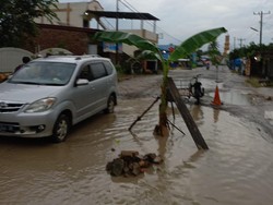 Warga Tanam Pohon Pisang di Jalan Provinsi Kisaran - Simalungun