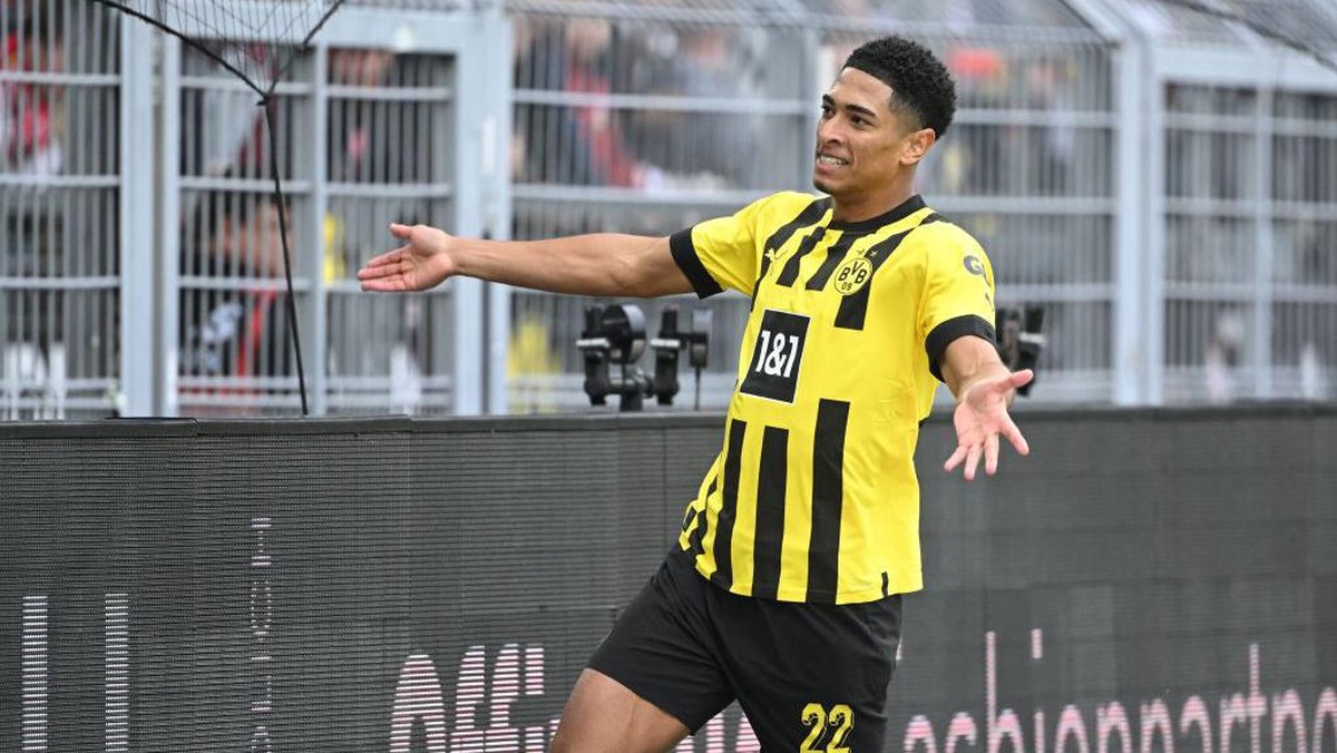 Bellingham mencetak dua gol saat Dortmund mengandaskan Stuttgart 5-0. Foto: AFP via Getty Images/INA FASSBENDER