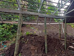 Kisah Menegangkan Warga Penebel Tabanan, Rumah Jebol Dihantam Longsor Kisah Menegangkan Warga Penebel Tabanan, Rumah Jebol Dihantam Longsor