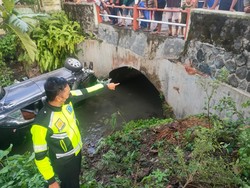 Vios Terjun ke Sungai di Magetan