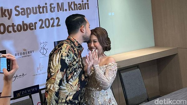 Senyum Kebahagiaan Kiky Saputri Dihadiahi Mercy Usai Dilamar Kekasih