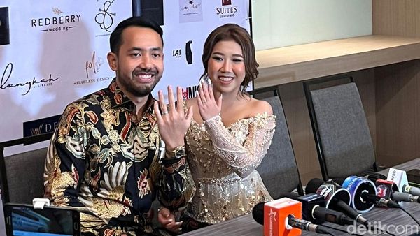 Resmi Dilamar! Kiky Saputri Semringah Dicium M Khairi