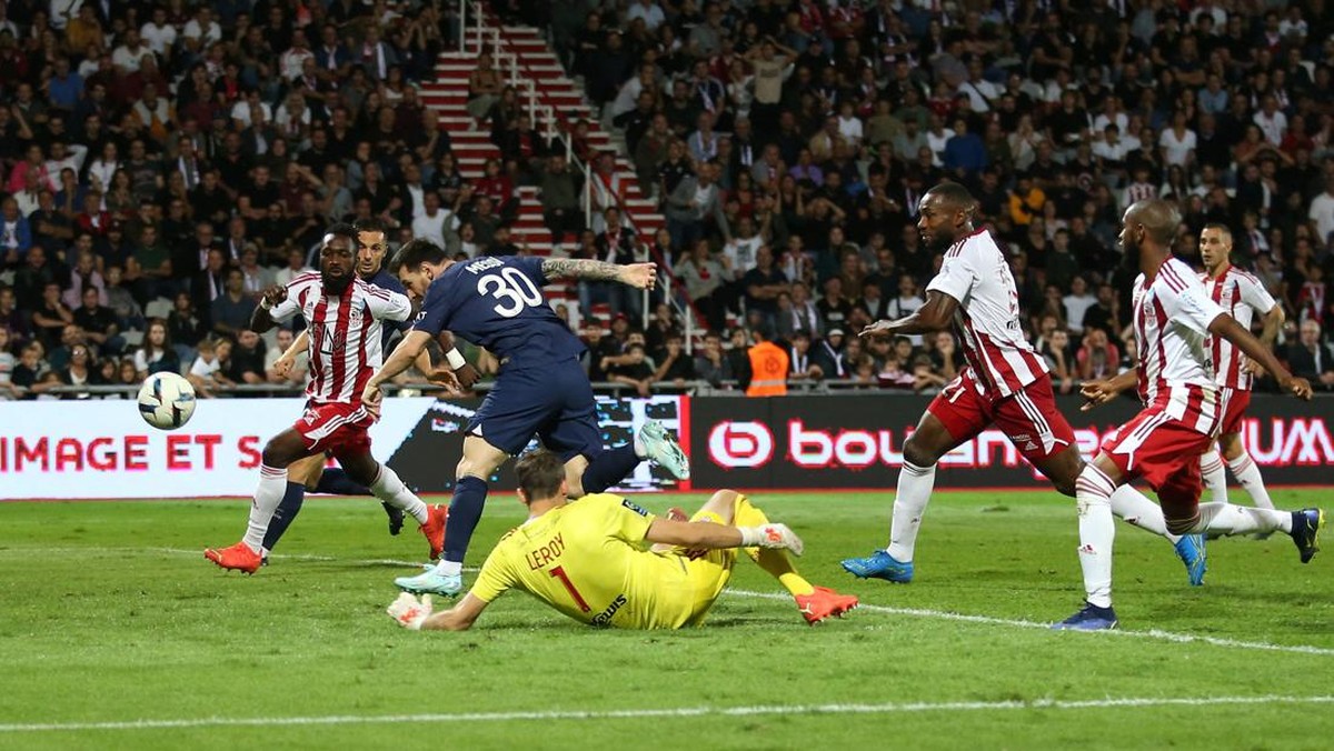 Aksi Lionel Messi saat bobol gawang Ajaccio. (Foto: AFP via Getty Images/PASCAL POCHARD-CASABIANCA)