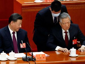 Eks Presiden China Muncul ke Publik Usai Dikawal Keluar Kongres Partai Eks Presiden China Muncul ke Publik Usai Dikawal Keluar Kongres Partai
