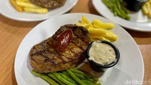 Warung Tenda Ini Tawarkan Beefsteak Kaki Lima yang Empuk Juicy