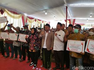 Kemensos Gandeng Lumbung Sosial Distribusikan Bantuan Banjir Jatim-Bali Kemensos Gandeng Lumbung Sosial Distribusikan Bantuan Banjir Jatim-Bali