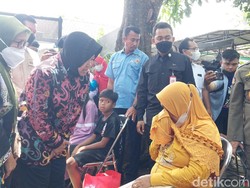 Mensos Risma Salurkan Bantuan Tragedi Kanjuruhan: Tak Bisa Gantikan Nyawa