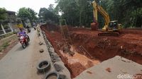 Ngeri... Jalan Longsor di Bantargebang Masih Dilintasi Pengendara