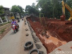 Ngeri... Jalan Longsor di Bantargebang Masih Dilintasi Pengendara