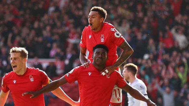 Soccer Football - Premier League - Nottingham Forest v Liverpool - The City Ground, Nottingham, Britain - October 22, 2022 Nottingham Forest's Taiwo Awoniyi celebrates scoring their first goal with Jesse Lingard REUTERS/David Klein EDITORIAL USE ONLY. No use with unauthorized audio, video, data, fixture lists, club/league logos or 'live' services. Online in-match use limited to 75 images, no video emulation. No use in betting, games or single club /league/player publications.  Please contact your account representative for further details.