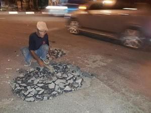 Kisah Pak Tuwek, Tukang Becak yang Ikhlas Tambal Jalan Rusak di Surabaya