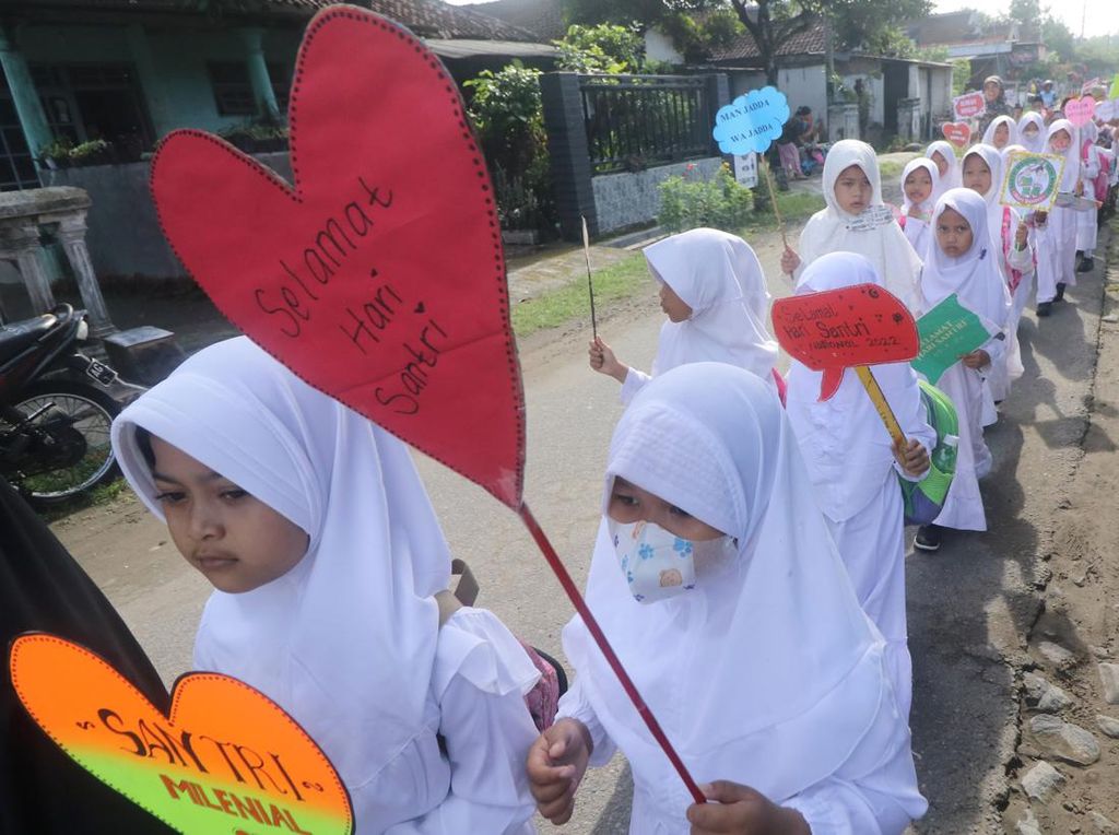 Meriahnya Pawai Hari Santri Nasional di Kediri hingga Bekasi