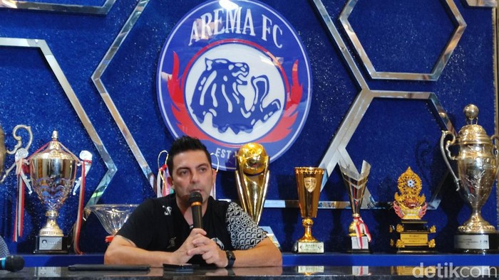 Pelatih Arema FC Javier Roca saat memberikan keterangan pers di Kandang Singa