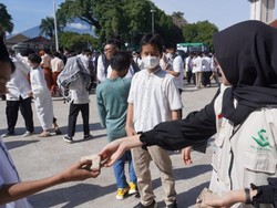 Santri di Garut Berbagi Nasi hingga Bersihkan Jalan Bareng Polwan