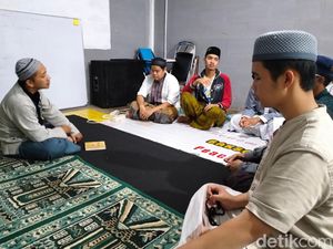 Melihat Aktivitas Santri di Pesantren Tahfizh Quran Tuna Netra Saman Darushudur Melihat Aktivitas Santri di Pesantren Tahfizh Quran Tuna Netra Saman Darushudur