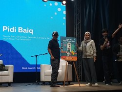 Pidi Baiq Luncurkan Buku Kutipan Hidup Ini Terlalu Banyak Kamu